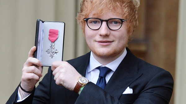 Ed Sheeran memakai dress watch Patek Philippe