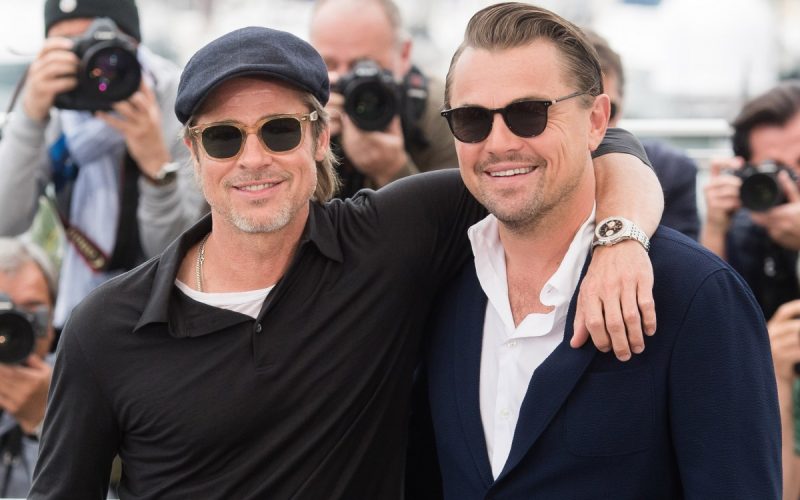 Brad Pitt dan Leornado DiCaprio memakai jam tangan