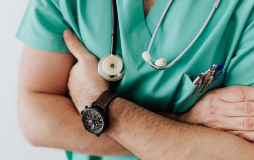 Kenapa Dokter Selalu Memeriksa Denyut Jantung Pasien?