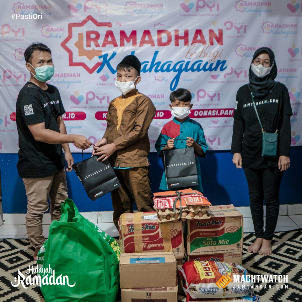 Perwakilan tim Machtwatch-Jamtangan.com memberikan CSR Ramadan 2021 ke Panti Asuhan Jakarta-Tangerang. 