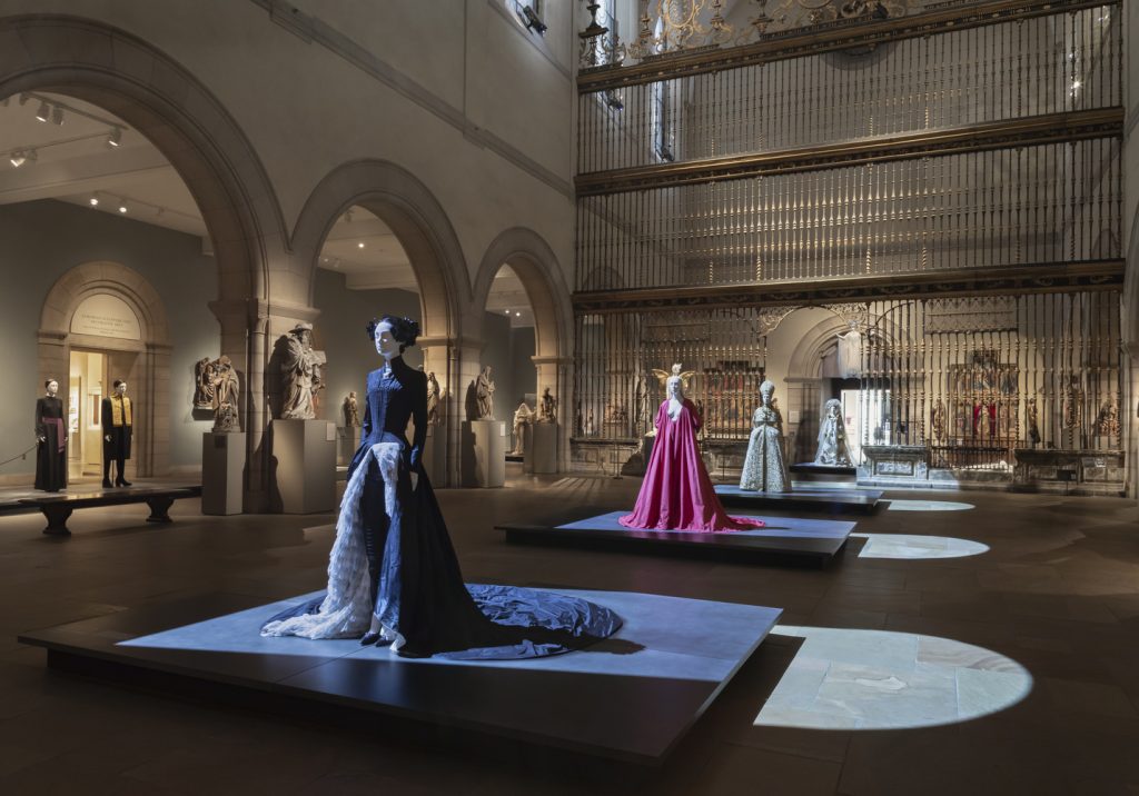 Suasana eksibisi Heavenly Bodies: Fashion and the Catholic Imagination di Met Gala 2018.