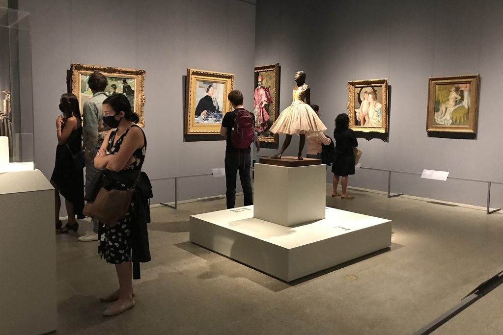 Suasana bagian eksibisi fashion di The Metropolitan Museum of Art.