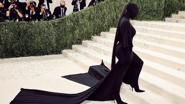 Outfit Kim Kardashian yang menutupi wajah di Met Gala 2021 menjadi viral. 