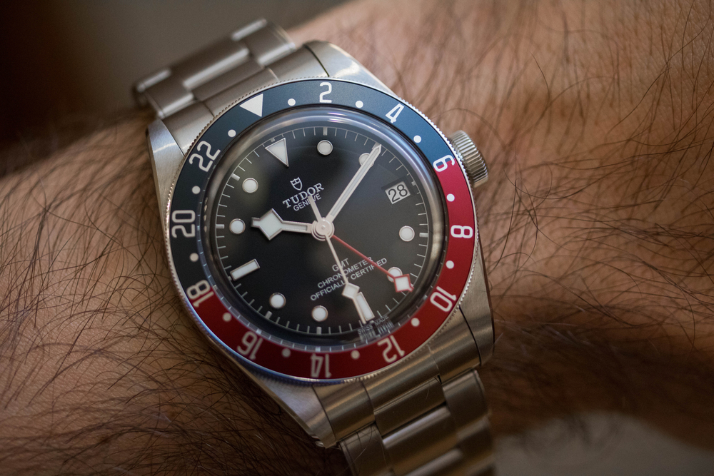 Ilustrasi pria menggunakan jam tangan GMT