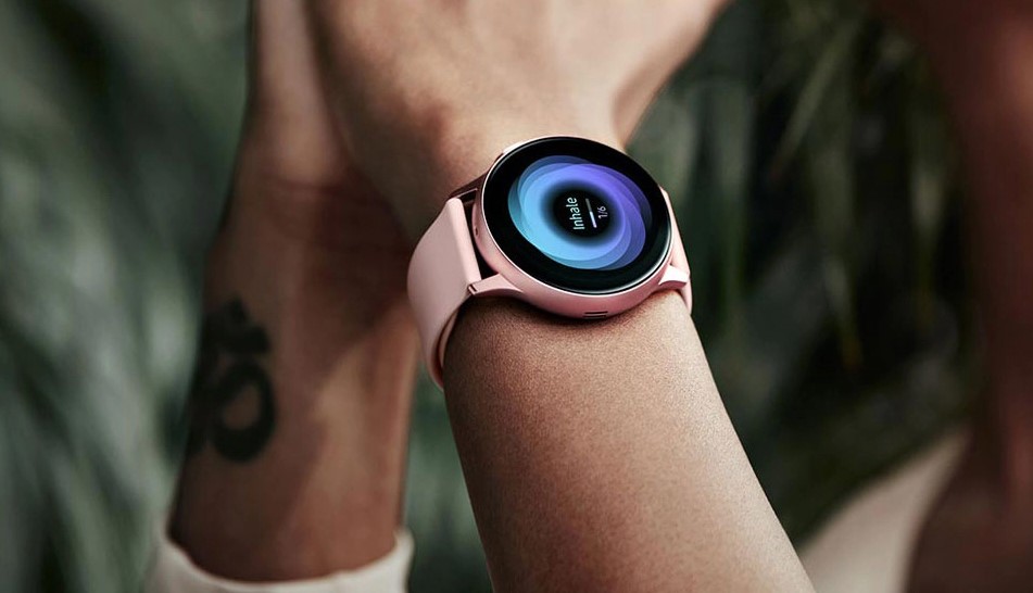Orang memakai Samsung Galaxy Watch Active 2 di pergelangan tangan
