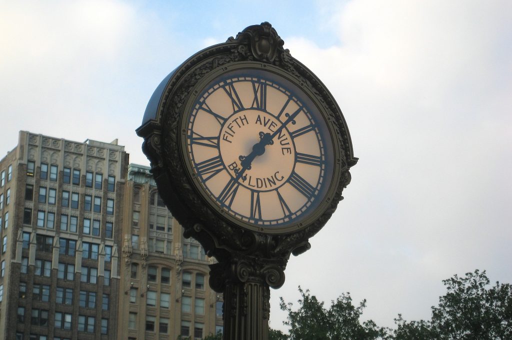 Jam 12-Hour Format di New York