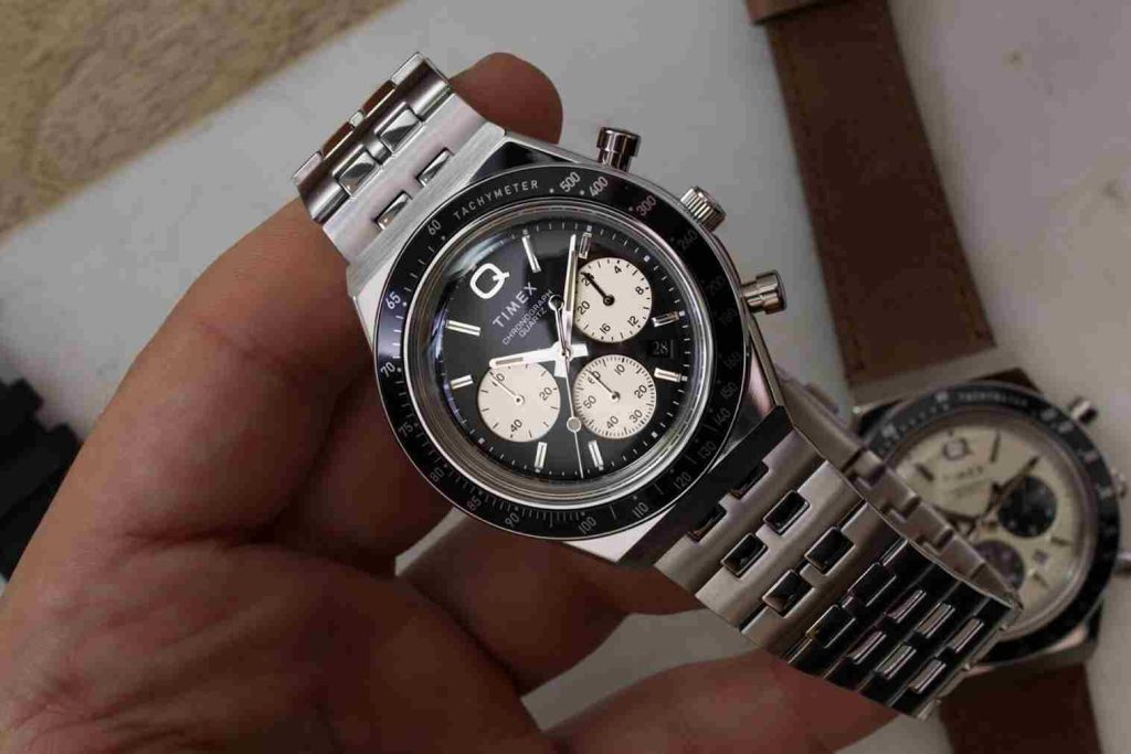 Seri chronograph Q-Timex Collection dengan steel bracelet