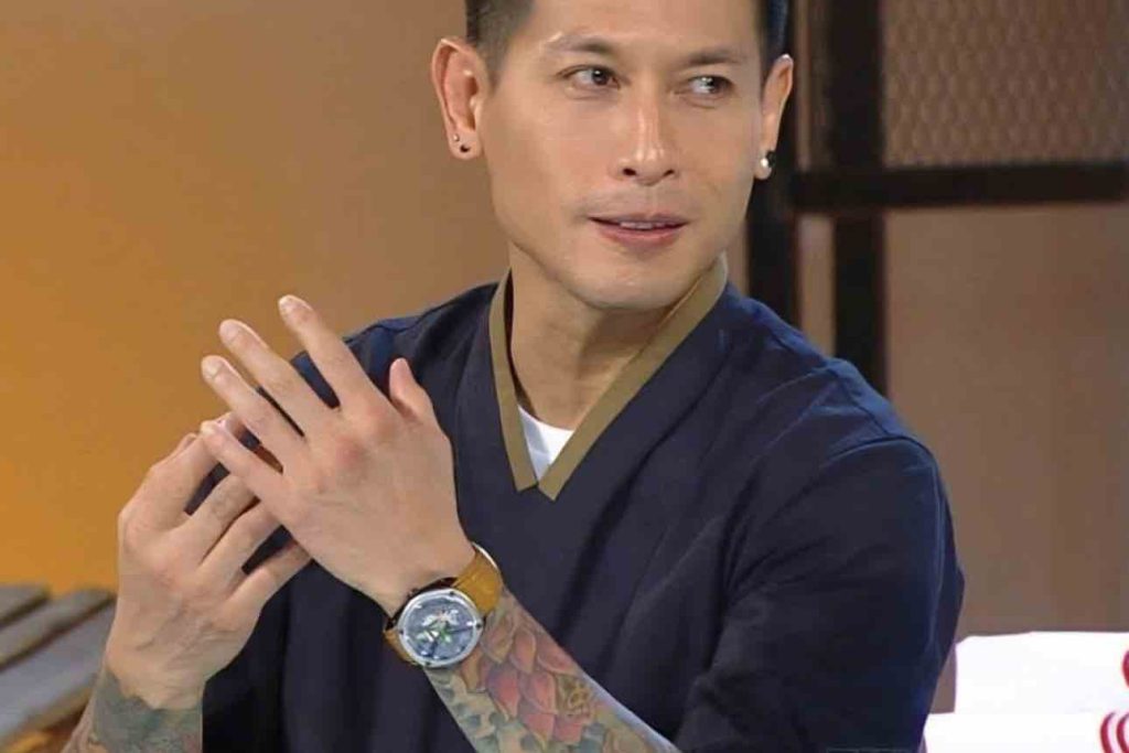 Chef Juna mengenakan jam tangan Dietrich Organic Time-1 OT-1 dengan strap leather warna cokelat.