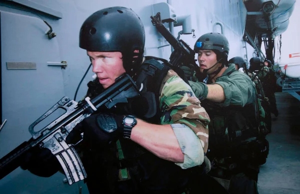 Navy SEALs memakai G-Shock DW-6600
