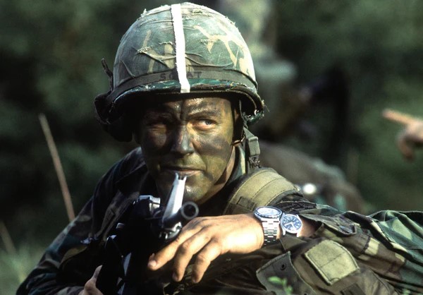 US Army Ranger pada tahun 1981 menggunakan sebuah field watch dan Breitling Chronomat 9108. 