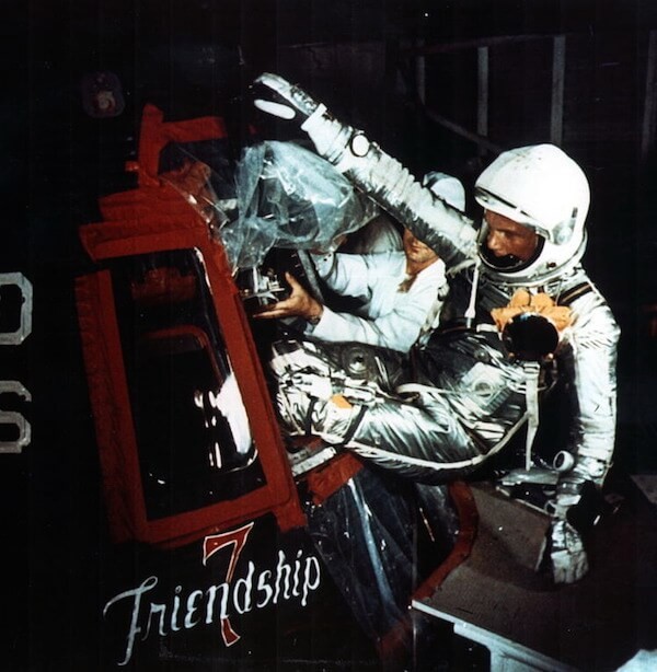 Astronot John Glenn Mengenakan TAG Heuer 2915A.