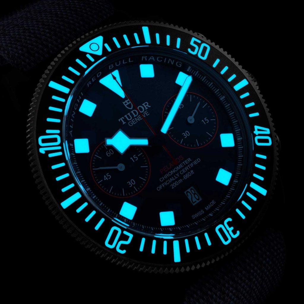 Pelagos FXD Chrono Alinghi Red Bull Racing Edition pada kondisi gelap