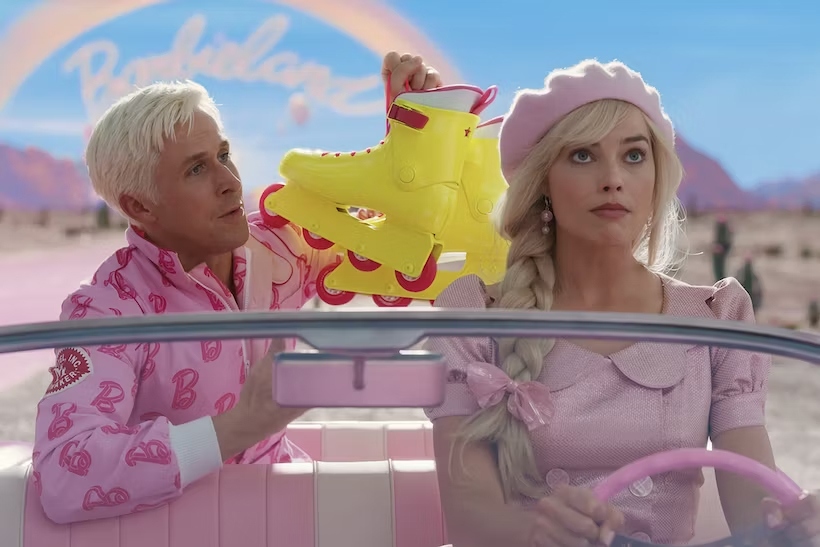 Ryan Gosling dan Margot Robbie dalam film Barbie