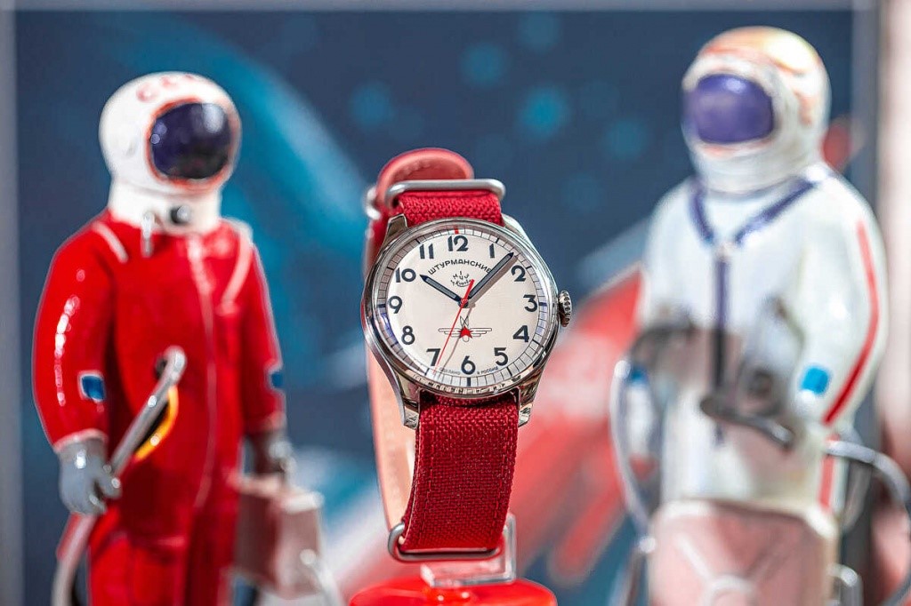 Jam tangan Sturmanskie Gagarin modern dengan strap merah.