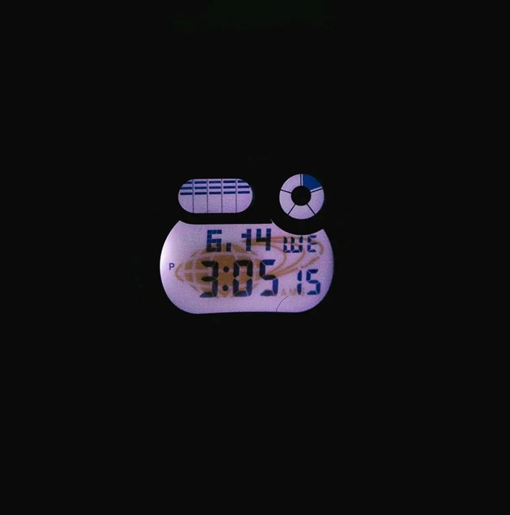 Dial G-Shock G-B001 x BEAMS berpendar saat gelap dengan menampilkan logo BEAMS