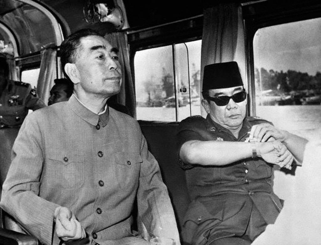 Presiden Soekarno dan Perdana Menteri Republik Rakyat Tiongkok Chou En Lai, di Kairo, 1965. Sumber: historia.idĀ