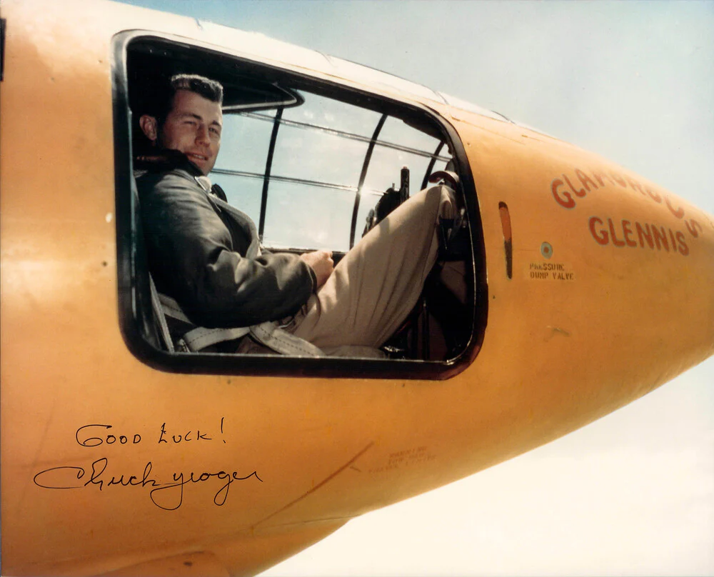 Chuck Yeager bersama dengan pesawat Bell X-1
