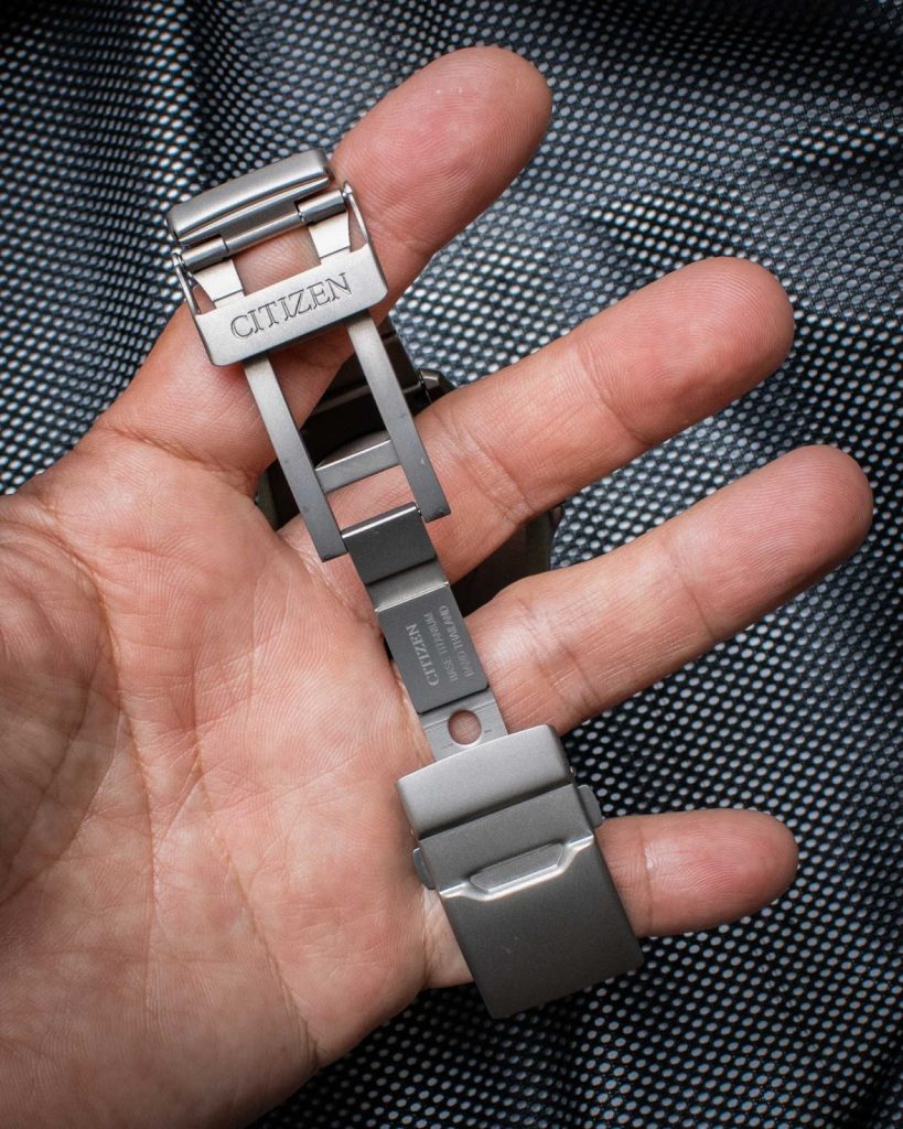 Folding clasp dengan push button dan kait pengaman