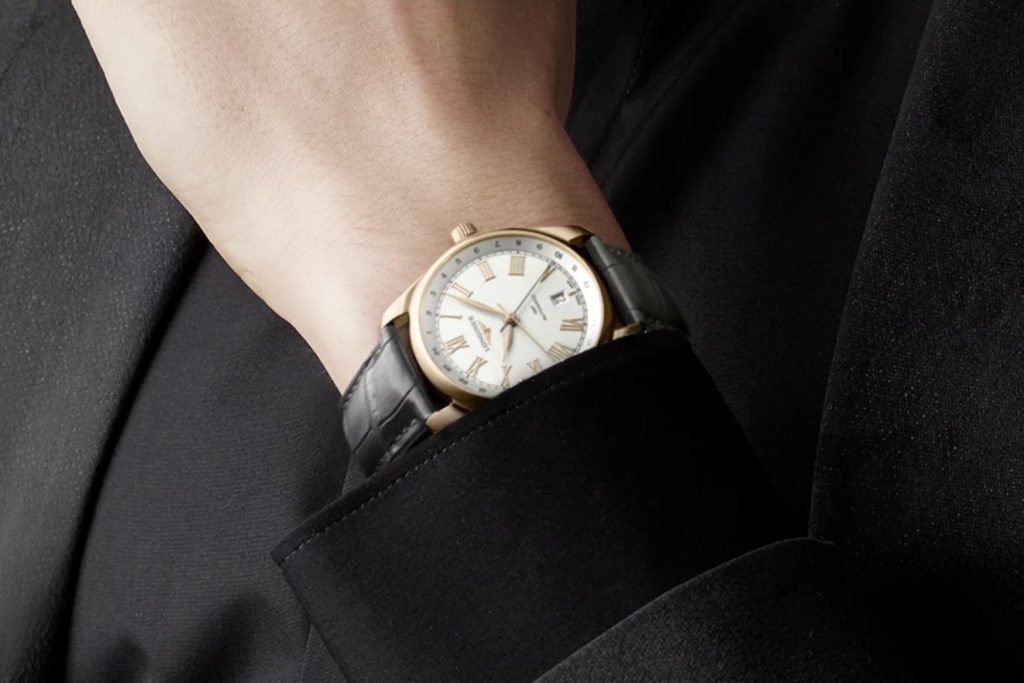 Longines Master Collection GMT saat dipakai di pergelangan tangan