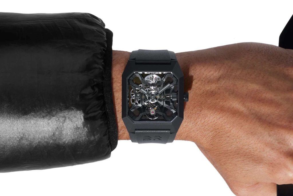 Bell & Ross BR 03 Cyber Ceramic saat dipakai di pergelangan tangan