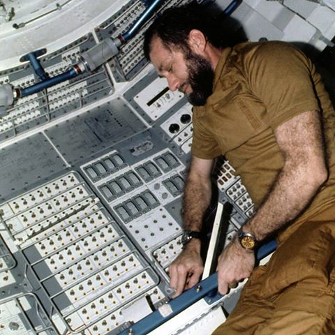 William Pogue mengenakan 2 jam tangan dalam misi Skylab 4.