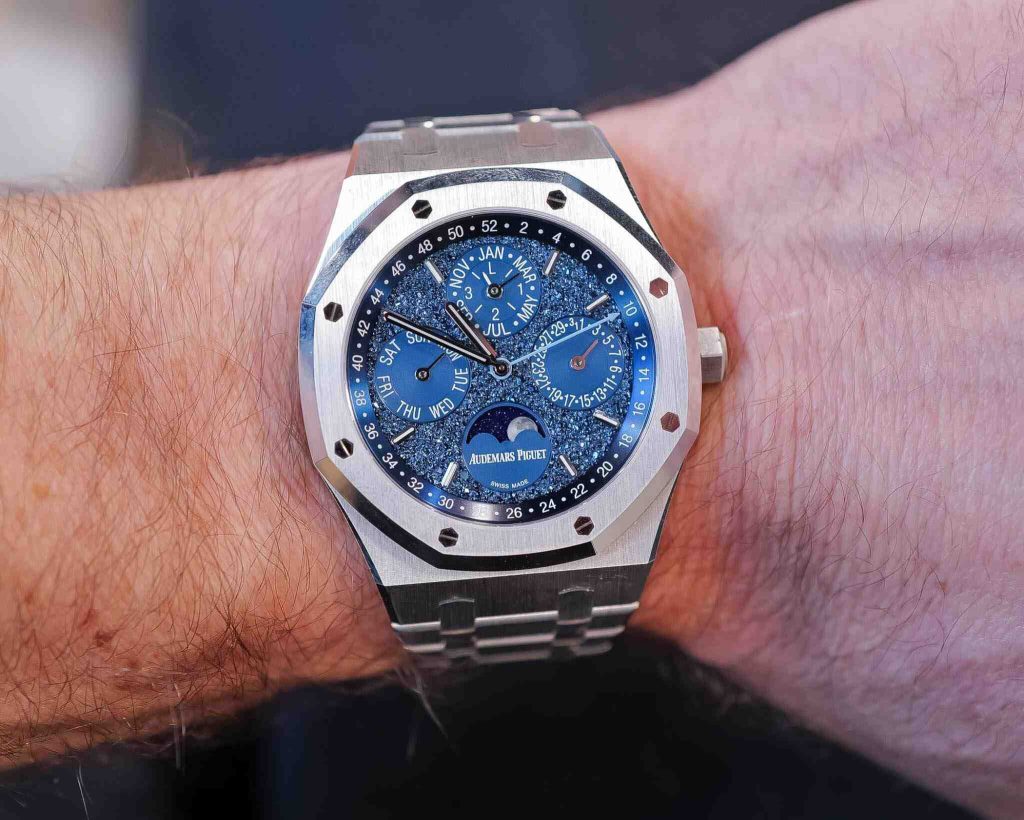 Audemars Piguet Royal Oak Perpetual Calendar John Mayer saat dipakai di pergelangan tangan