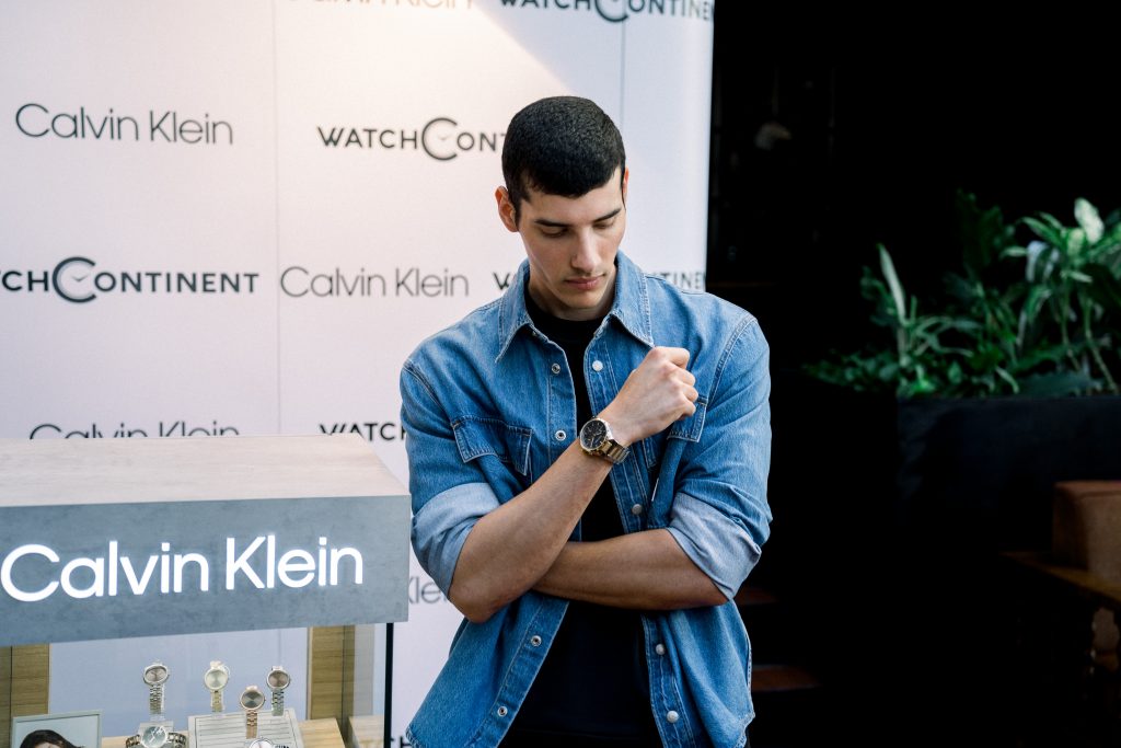 Model pria dengan koleksi Calvin Klein Sentiment.