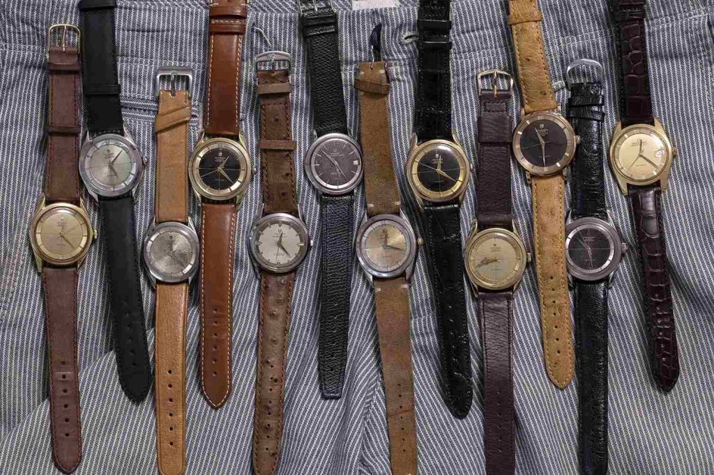 Model jam tangan vintage yang dirancang dengan tuxedo dial