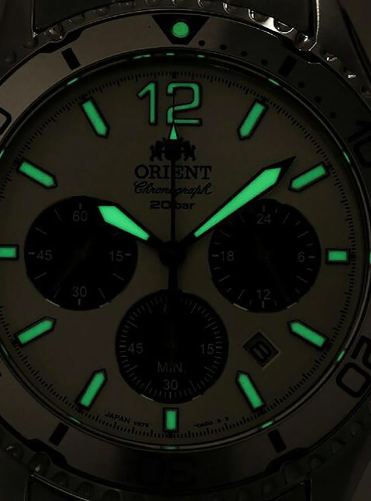 Orient x WWF Mako Solar Chrono Panda pada kondisi minim cahaya