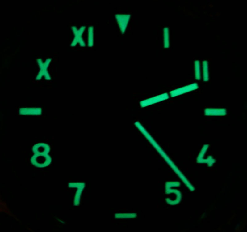 Jam tangan dengan California dial pada kondisi gelap
