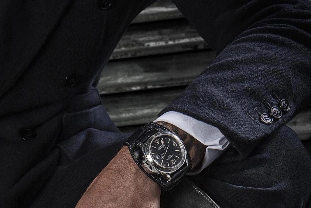 Jam tangan dengan bund strap saat dipakai di pergelangan tangan