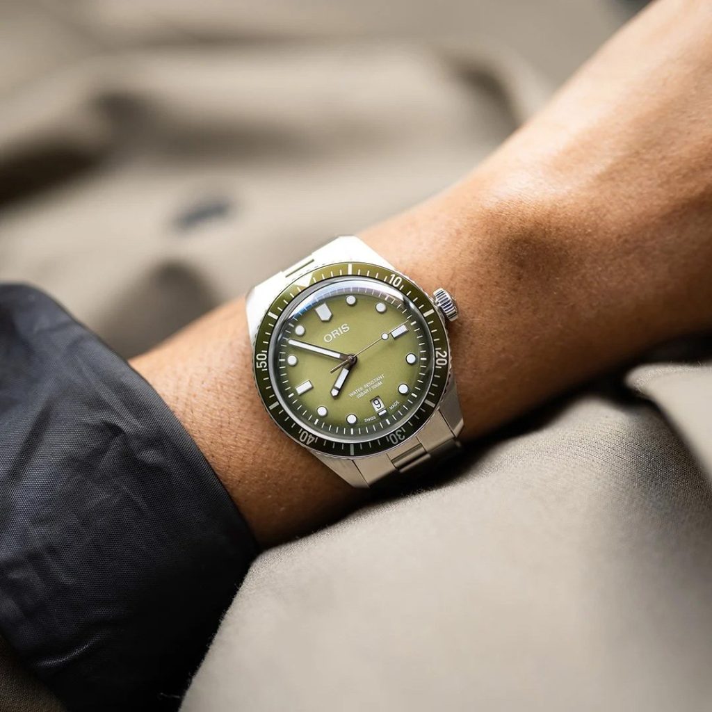 Divers Sixty-Five Date ketika dipakai di pergelangan tangan