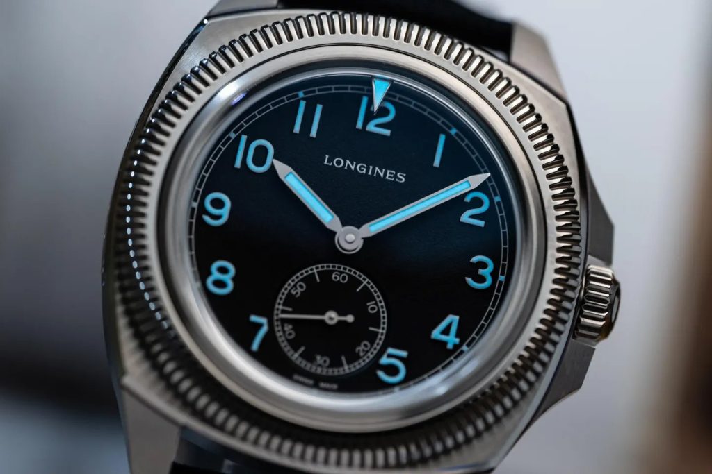 Longines Pilot Majetek Pioneer Edition bercahaya pada kondisi minim cahaya