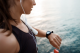 Jam tangan anti air - Ilustrasi perempuan sporty melihat jam tangan