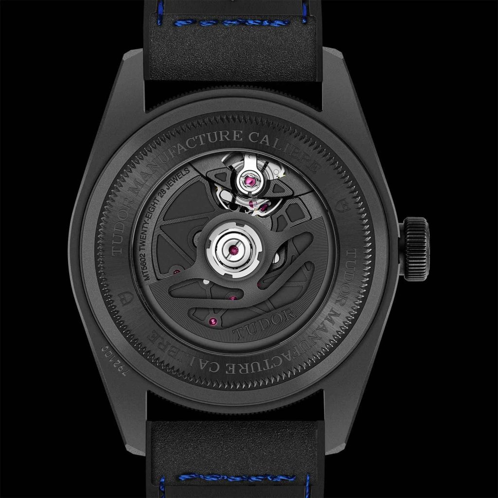 Movement dapat dilihat dari balik caseback