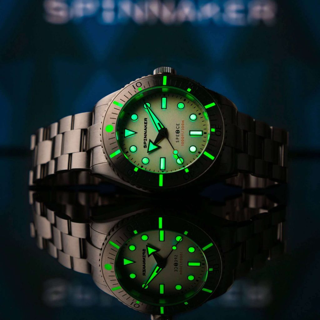 Spinnaker Spence 300 Automatic pada kondisi minim cahaya