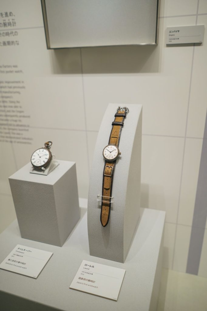 Jam tangan pertama buatan Seiko, Laurel (kiri) dari tahun 1913