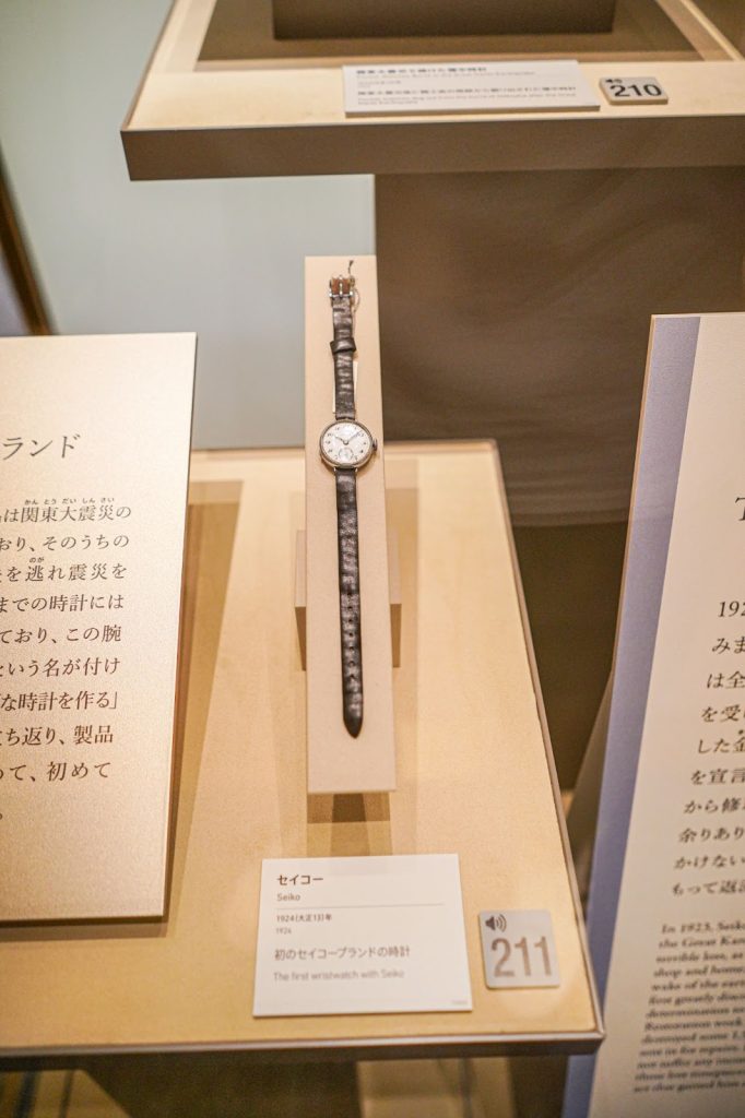 Jam tangan pertama buatan Seiko, Laurel (kiri) dari tahun 1913 & Jam tangan pertama yang memakai merek Seiko (kanan) dari tahun 1924.