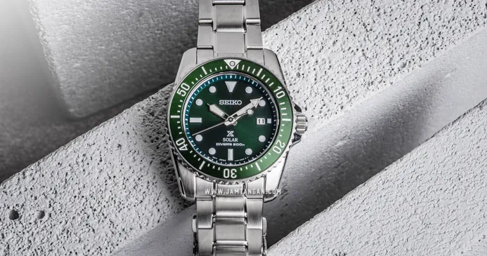 Seiko Prospex SNE583P1 Baby Hulk Solar Divers 200M 