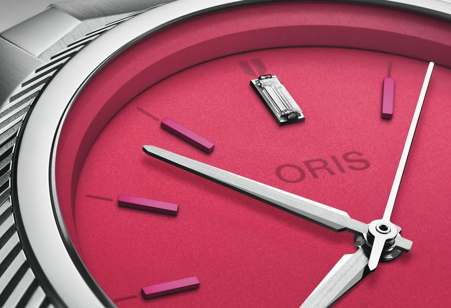 Detail hands dan indeks marker Oris Propilot X Miss Piggy Edition