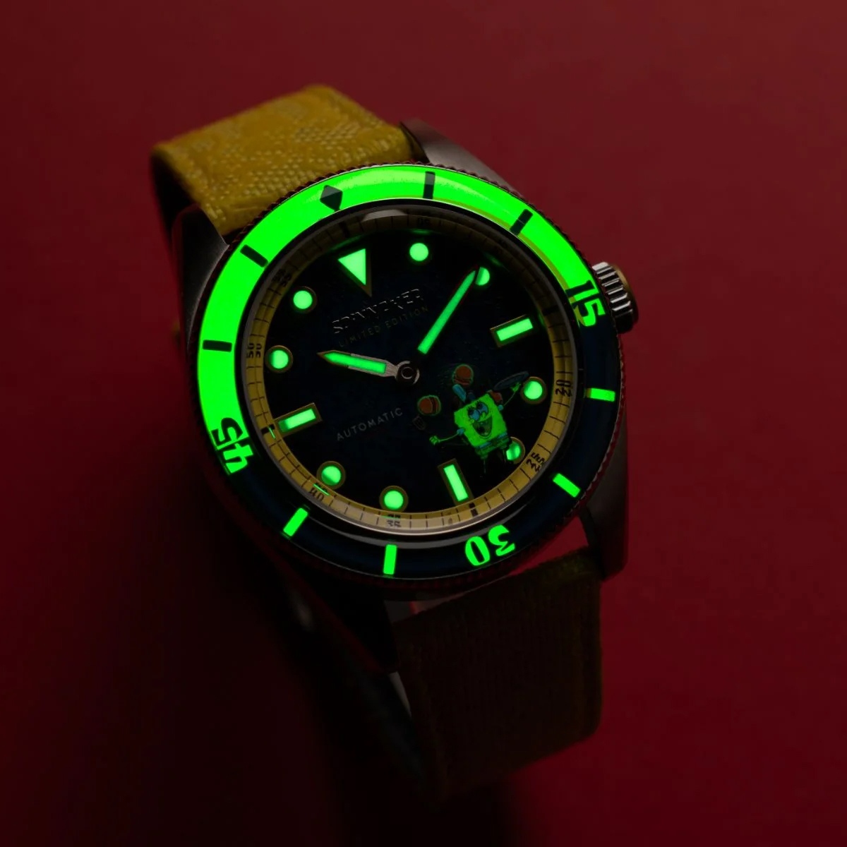 Spinnaker Fleuss Automatic SpongeBob SquarePants Frenemies P-5160-01 pada kondisi minim cahaya.