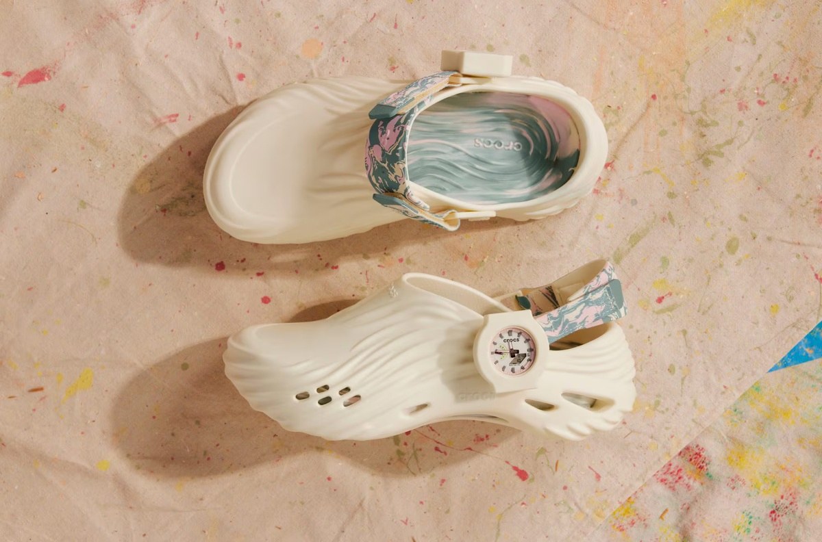 Pola marble pada insole sandalnya