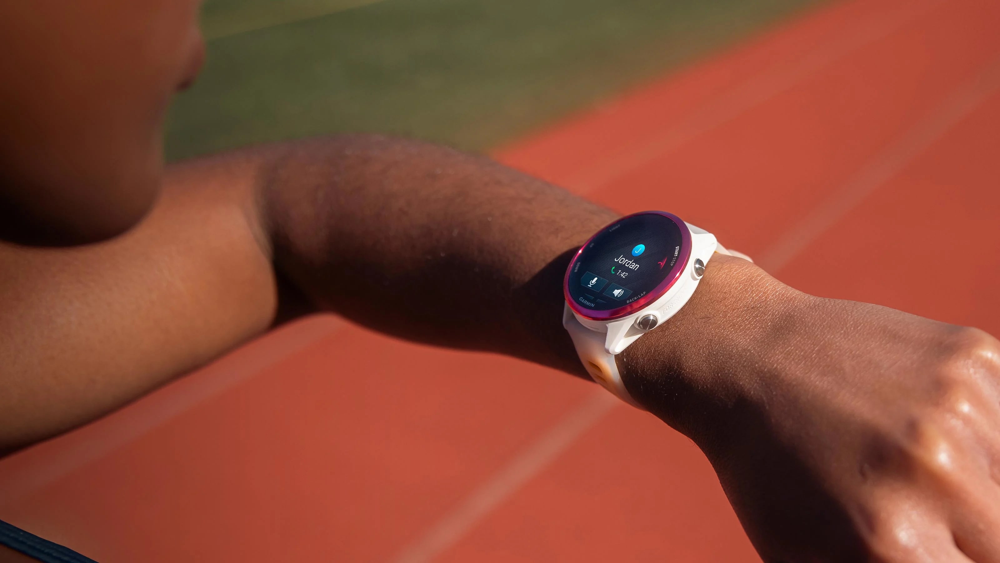 Lakukan panggilan ketika kamu berlari, Garmin Forerunner 570 dilengkapi microphone & speaker
