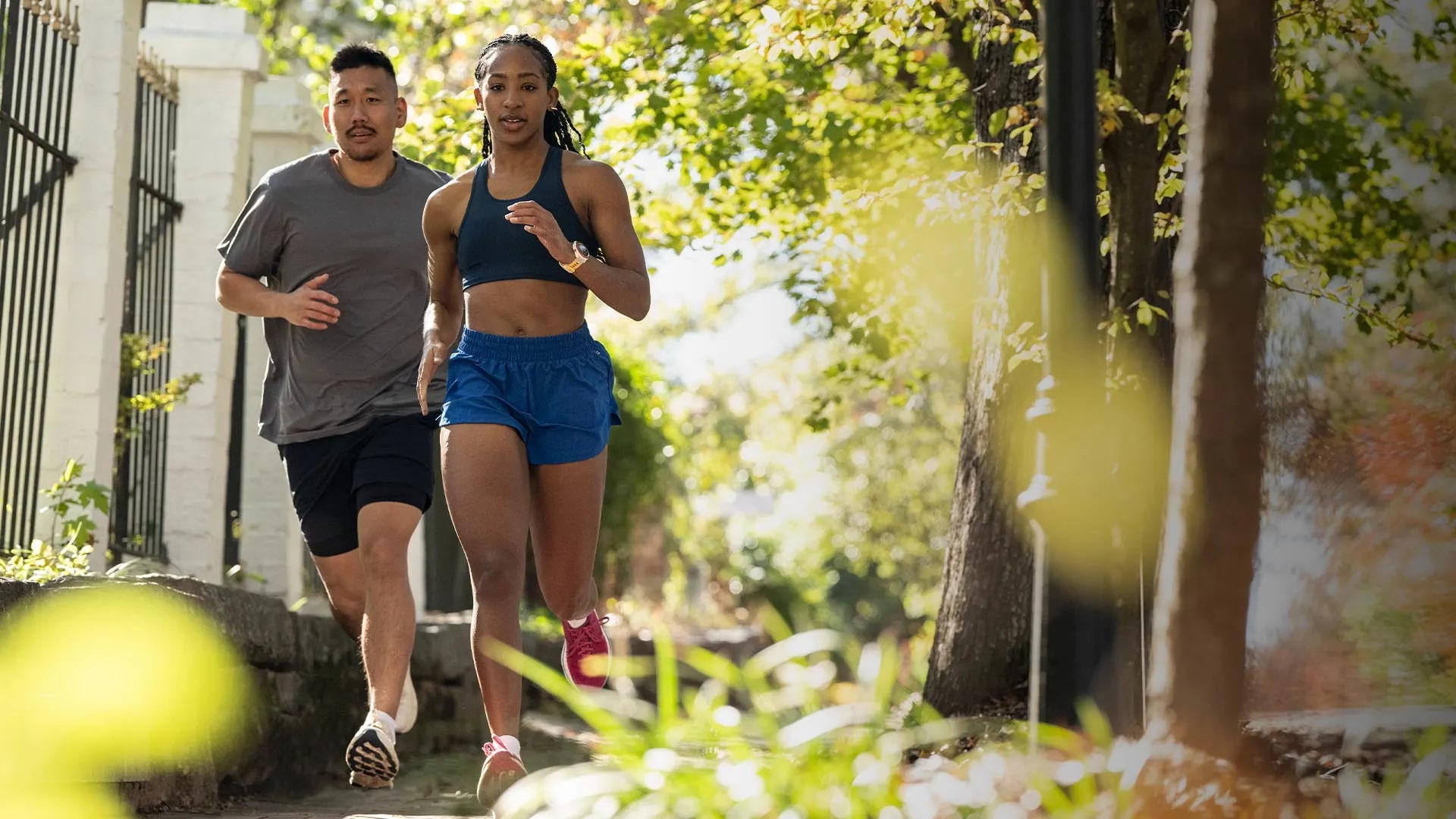 Tak perlu khawatir kehabisan baterai, baterai Garmin Forerunner 570 tahan 10 hari (versi 42 mm) & 11 hari (versi 47 mm) dalam Smartwatch mode