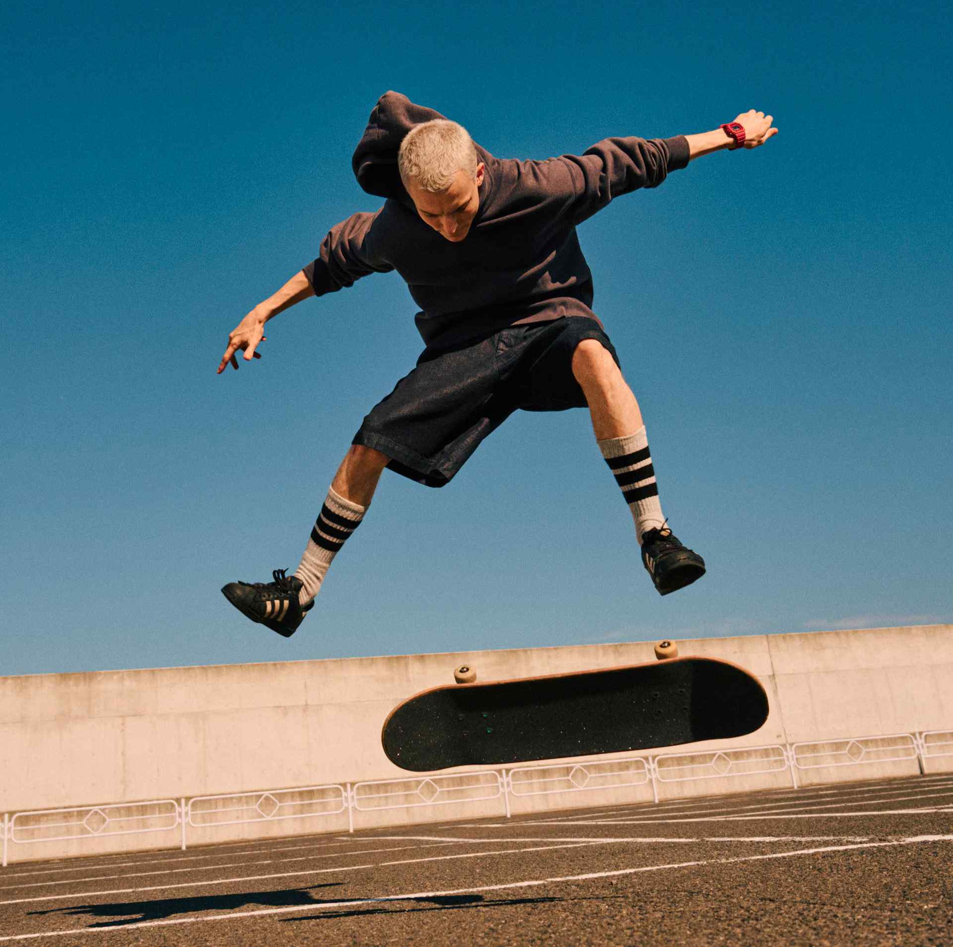 Casio G-Shock Iconic Red Series saat dipakai di pergelangan tangan